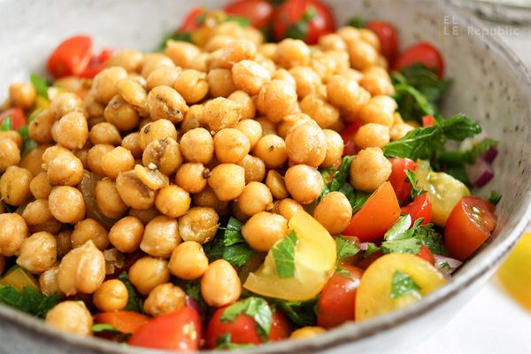 Knuspriger Kichererbsen-Tomaten-Salat